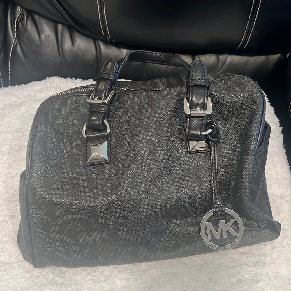 Black Michael Kors bag with multiple pockets inside
